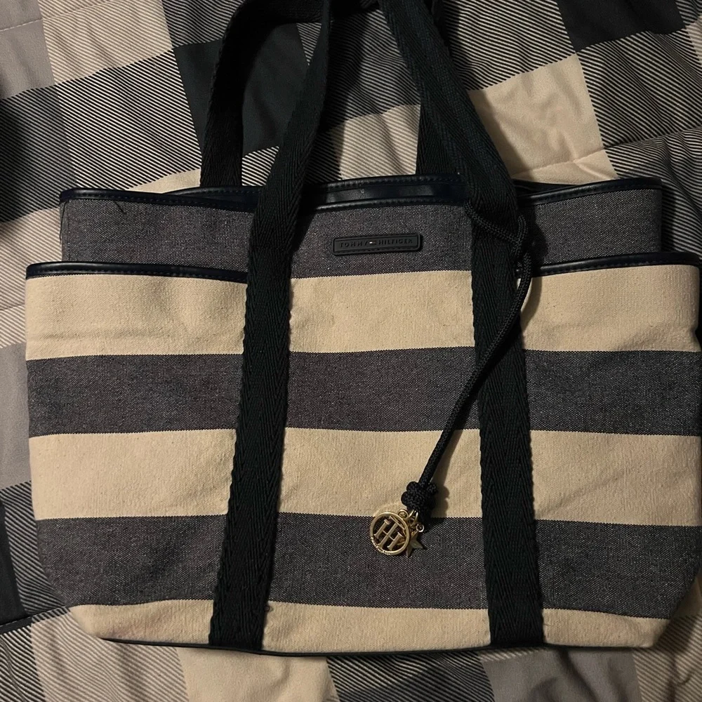 Tommy Hilfiger purse - Picture 1 of 9